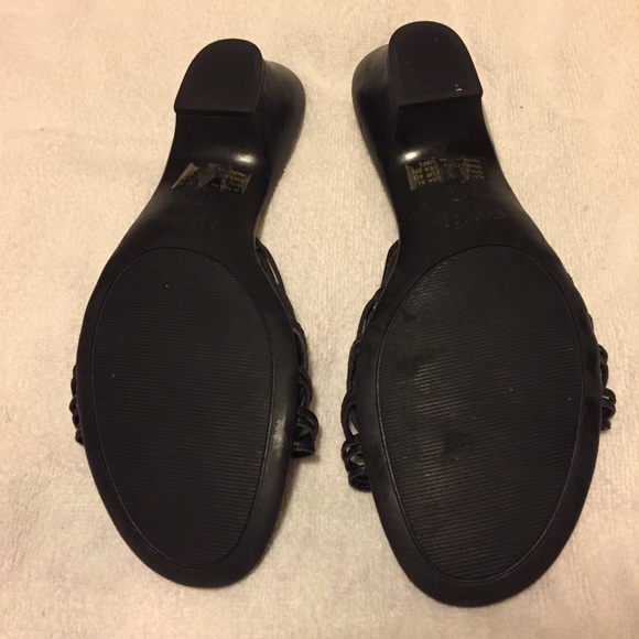 Black and gold sandals with kitten heels - Picture 4 of 5